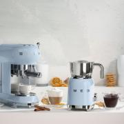 Smeg-Napova-mleka-50s-Retro-Style-MFF11-pastelov-modr-Potten--Pannen--Stank-5-590-K1